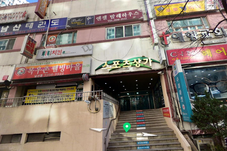 SBD Entertainment的辦公樓，位於繁忙的首爾，配有時髦的現代設計。