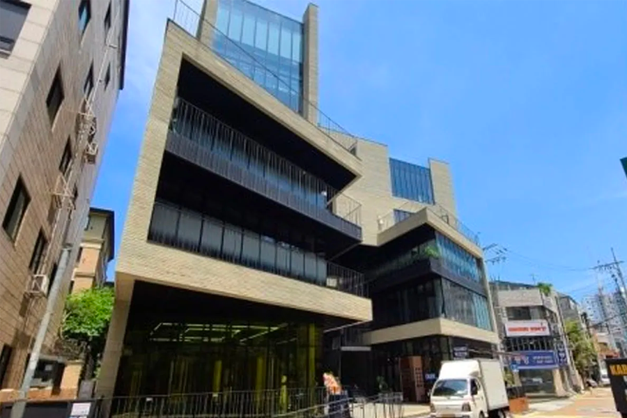 RAIN Company總部，建構於首爾，是國際知名明星Rain的經紀公司，充滿文化與創意。