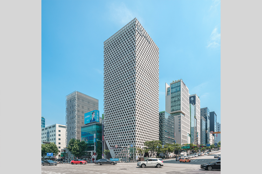 HYBE公司大樓，現代建築求精細化的代表設計，是BTS等世界知名藝人的經紀公司所在地。