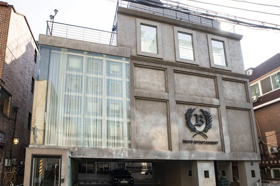 Brave Entertainment公司大樓，工業風格的設計，吸引了熱衷Kpop粉絲的注意。