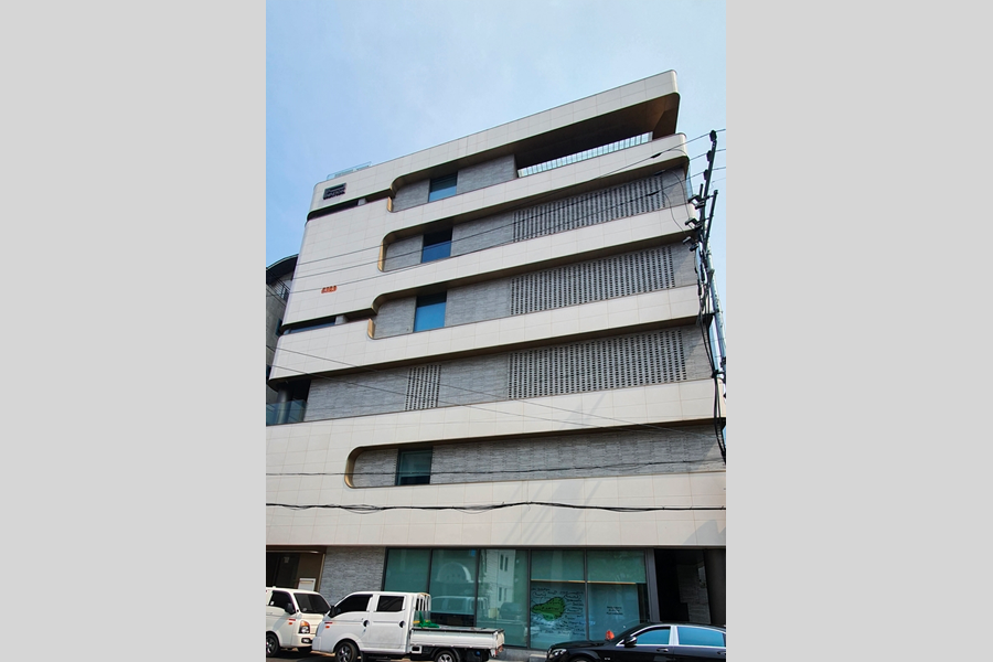 P NATION的門面，強調建築線條感，是韓國知名藝人Psy打造的娛樂公司基地。