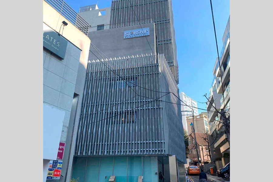 Starship娛樂公司標誌清晰可見的辦公樓，全景拍攝於首爾，是多個人氣Kpop團體的家園。