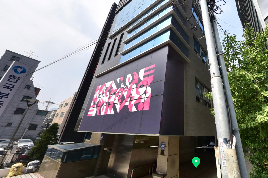 Brand New Music的現代化大樓，清晰可見的標牌是產生韓國流行音樂的重要場所。