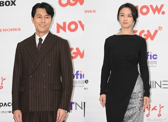 韓国映画評論家協会賞の授賞式で受賞者たちが並んでいる。彼らはそれぞれ異なる色とデザインのフォーマルなスーツを着用し、背景には映画関連のロゴが飾られている。