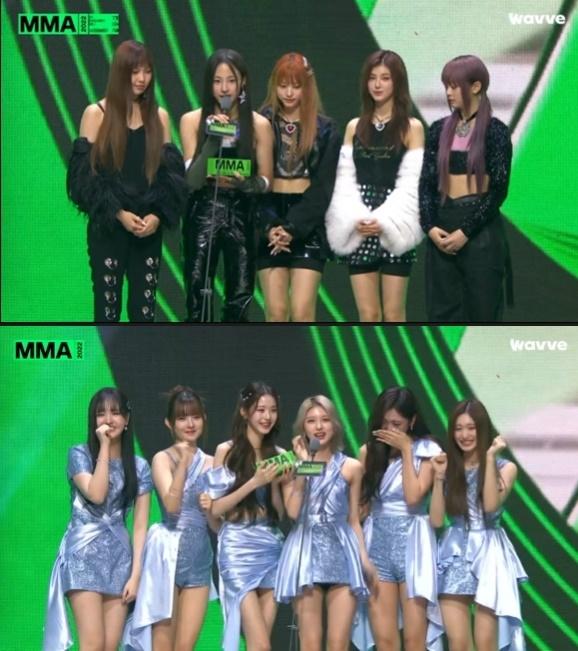 MMA2022でのIVEとNewJeansの共同受賞シーン。グループメンバーたちが大賞を受賞した瞬間を祝福している写真。成功への道のりを象徴するような華やかな舞台が印象的です。