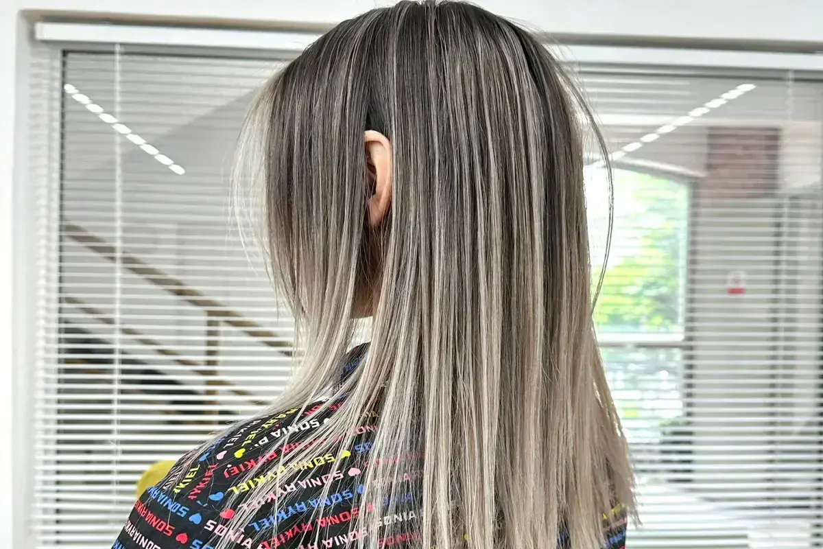 มุมมองด้านข้างของทรงผมสวยที่ย้อมสไตล์เกาหลี ผ่านเทคนิคบาลายาจ (Balayage) ที่ร้าน MOOD'E