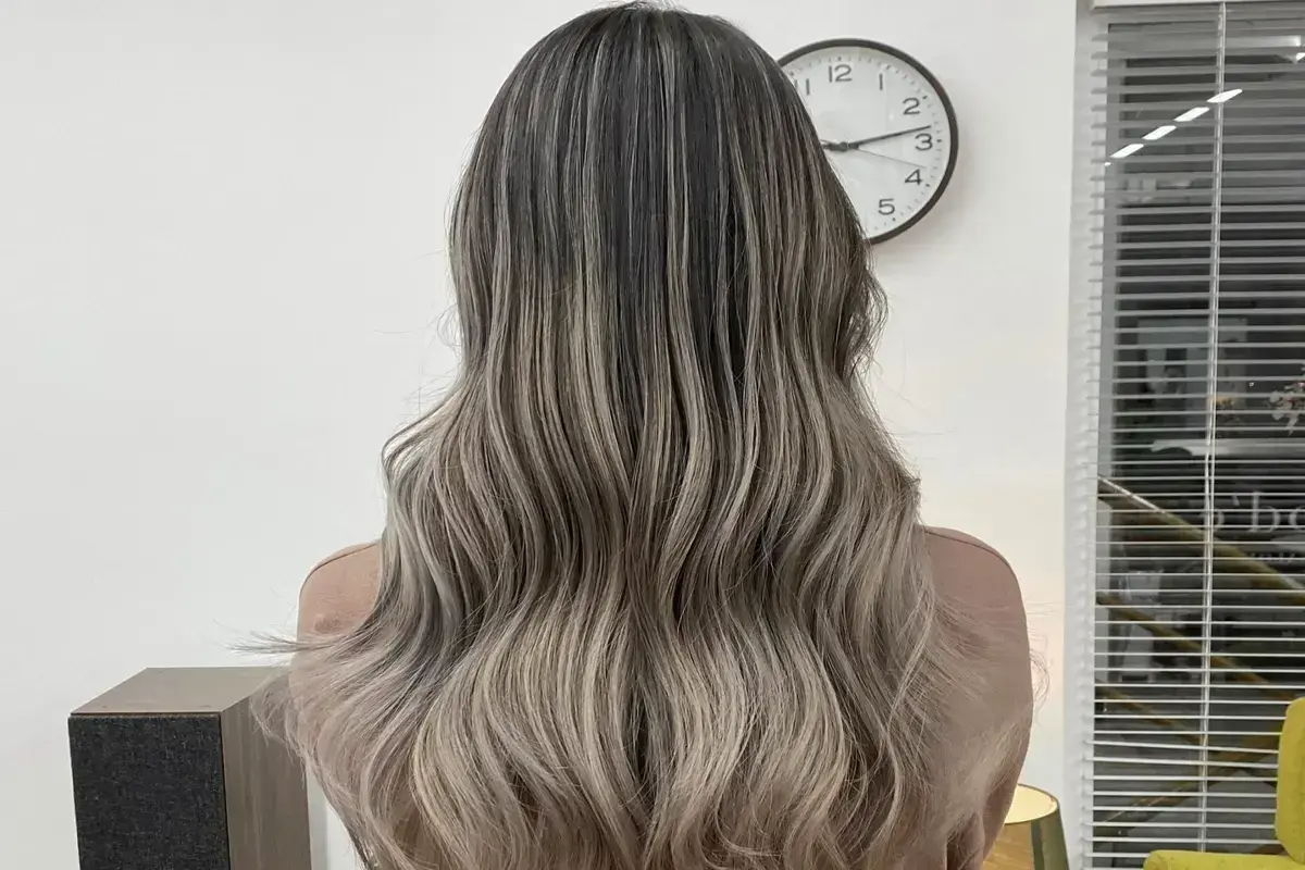 สีผมแบบบาลายาจ (Balayage) ที่สวยงามที่ร้าน MOOD'E ในเกาหลีใต้