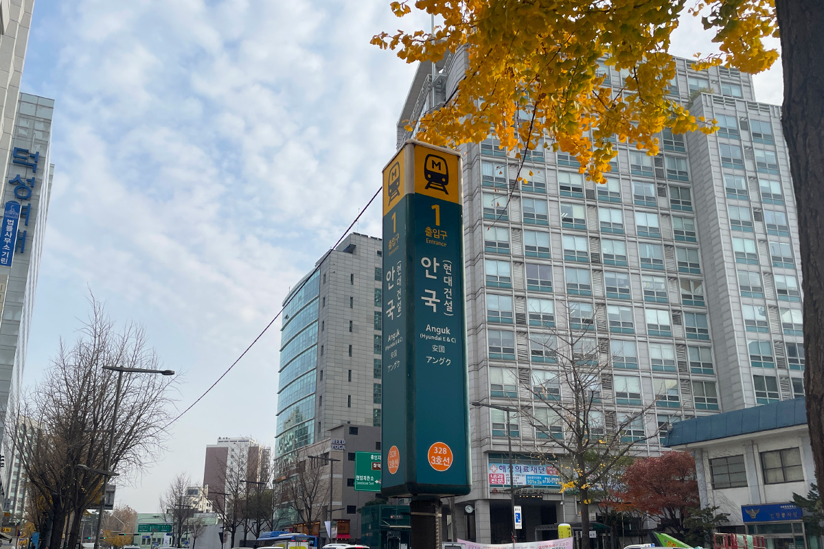 Bus stop area view near Anguk Station, close to Dorothy Hanbok rental shop in Seoul.