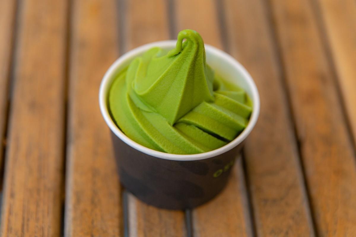 ไอศกรีมชาเขียวในถ้วยพร้อมพื้นหลังไม้ที่ Osulloc Tea House