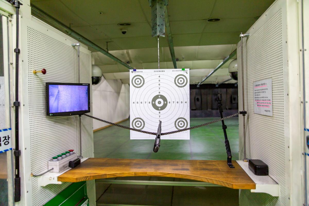 Một góc bên trong Trường bắn súng Jeju với bảng điều khiển và tầm nhìn ra trường bắn.