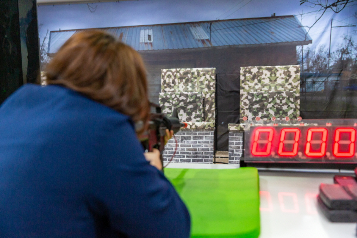 Chơi bắn súng mô phỏng với bối cảnh một ngôi nhà tại Trường bắn súng Jeju.