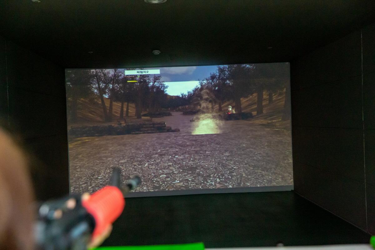 Trải nghiệm bắn súng mô phỏng trong môi trường thực tế ảo tại Trường bắn súng Jeju.