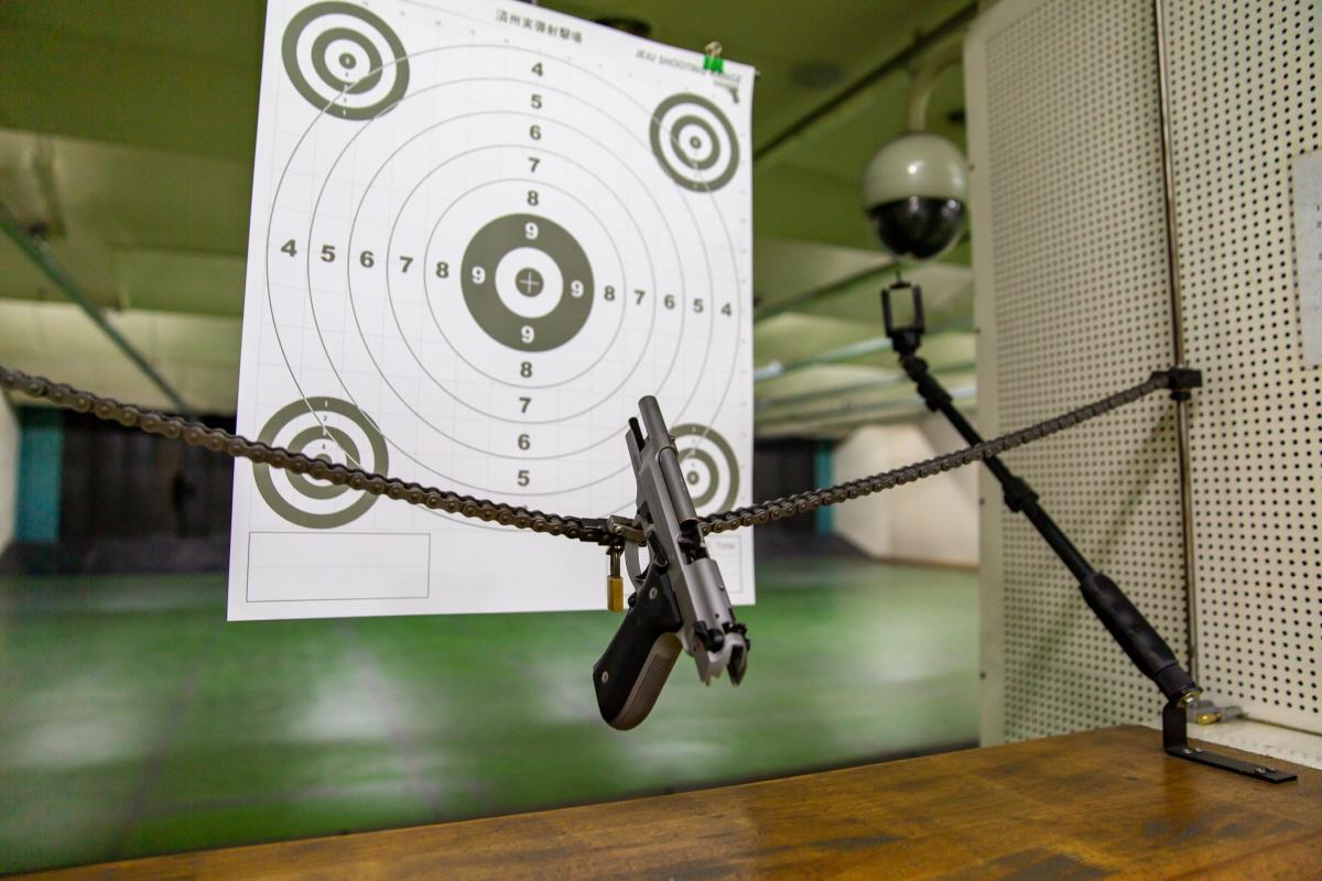 Bảng điểm bắn súng tại Trường bắn súng Jeju với súng lục đang ở vị trí sẵn sàng.