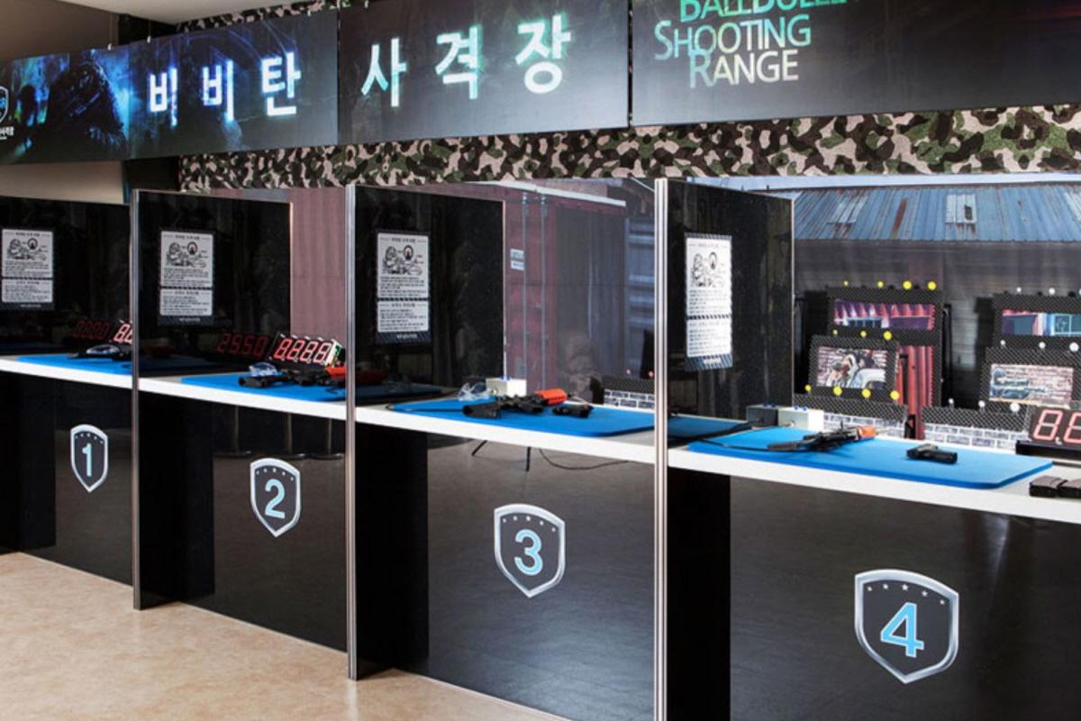 Khu vực bắn súng BB hiện đại tại Trường bắn súng Jeju với các quầy ngăn.