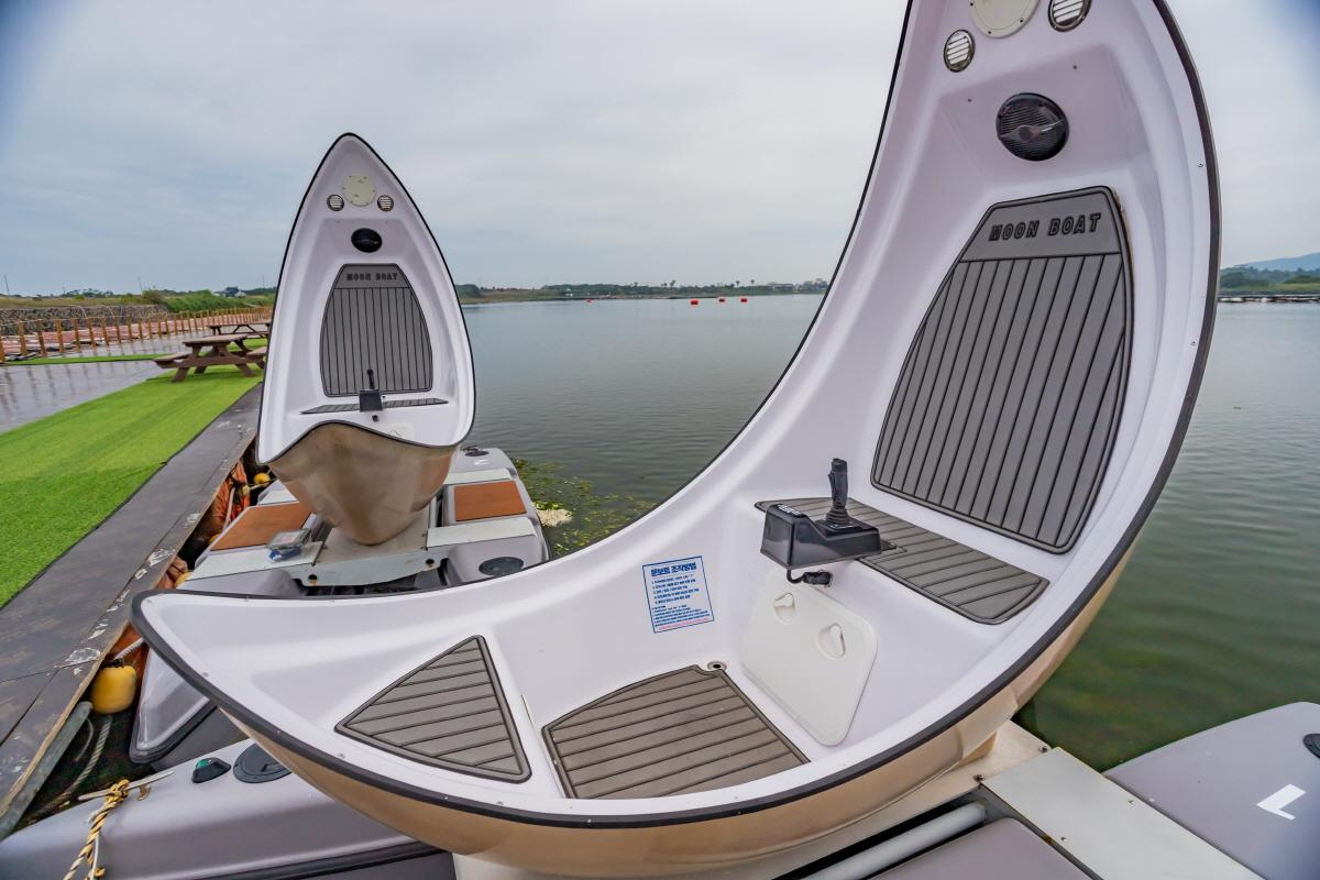 Vue rapprochée d'un bateau en forme de lune au parc de loisirs Ozori sur l'île de Jeju, Corée du Sud.