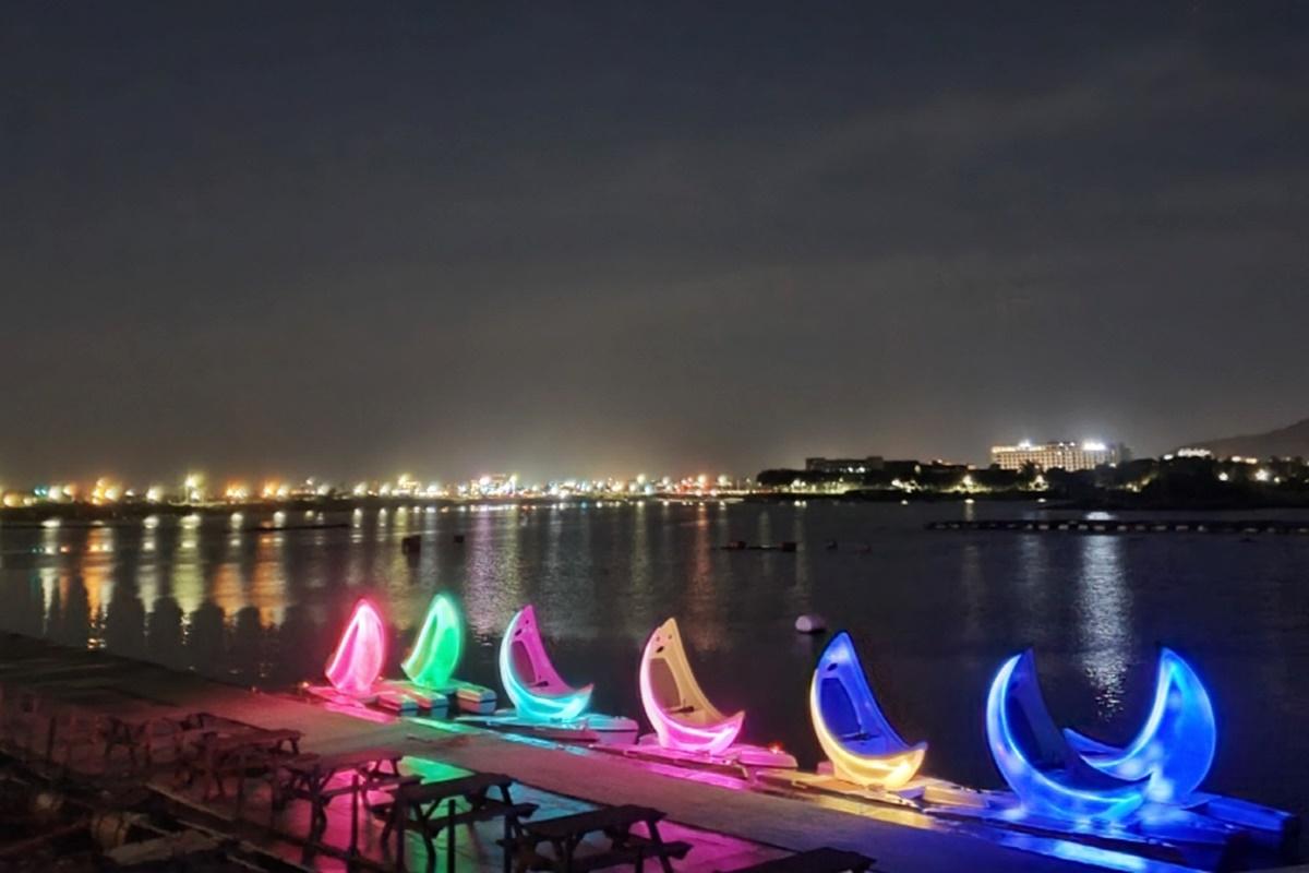 Bateaux en forme de lune illuminés flottant sur l'eau la nuit sur l'île de Jeju, Corée du Sud.