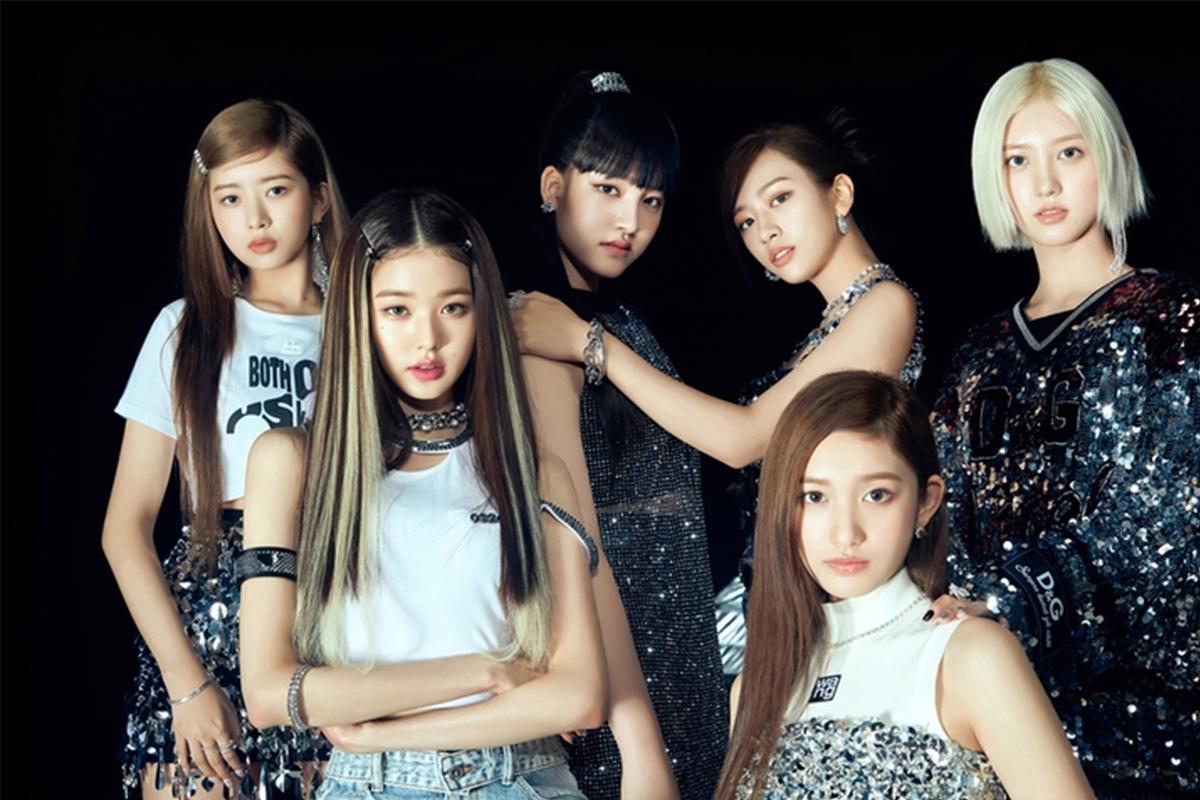 Промо-фото группы ITZY в блестящих нарядах