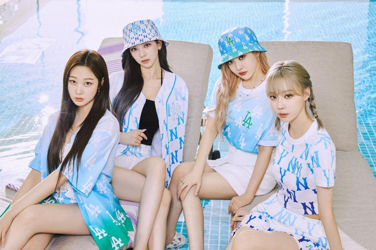 Промо-фото группы aespa возле бассейна в светло-голубых нарядах
