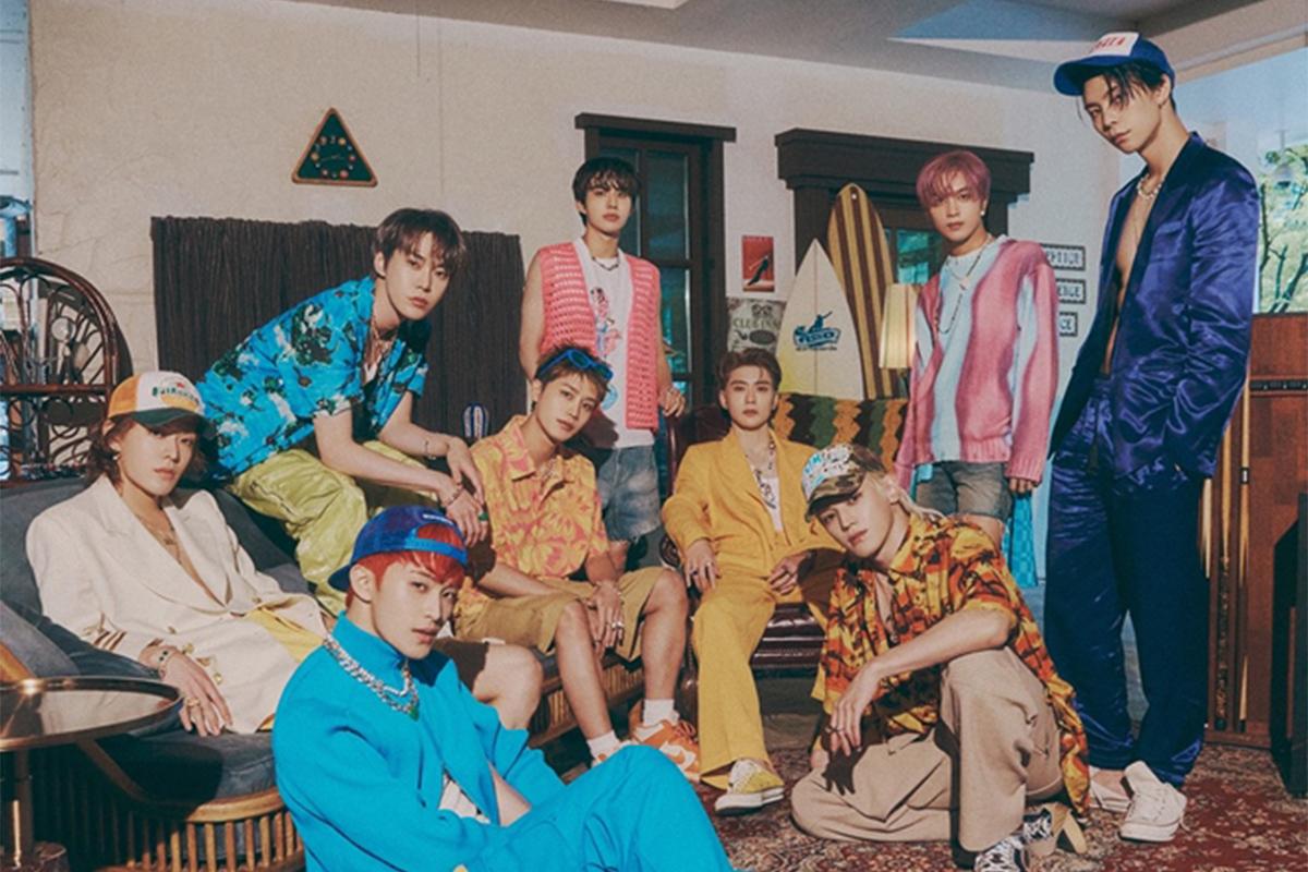 Промо-фото группы NCT DREAM в ярких нарядах в комнате