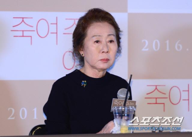 ユン・ヨジョンが参加したイベントでの一シーン、背景に韓国語のテキストが見えます。