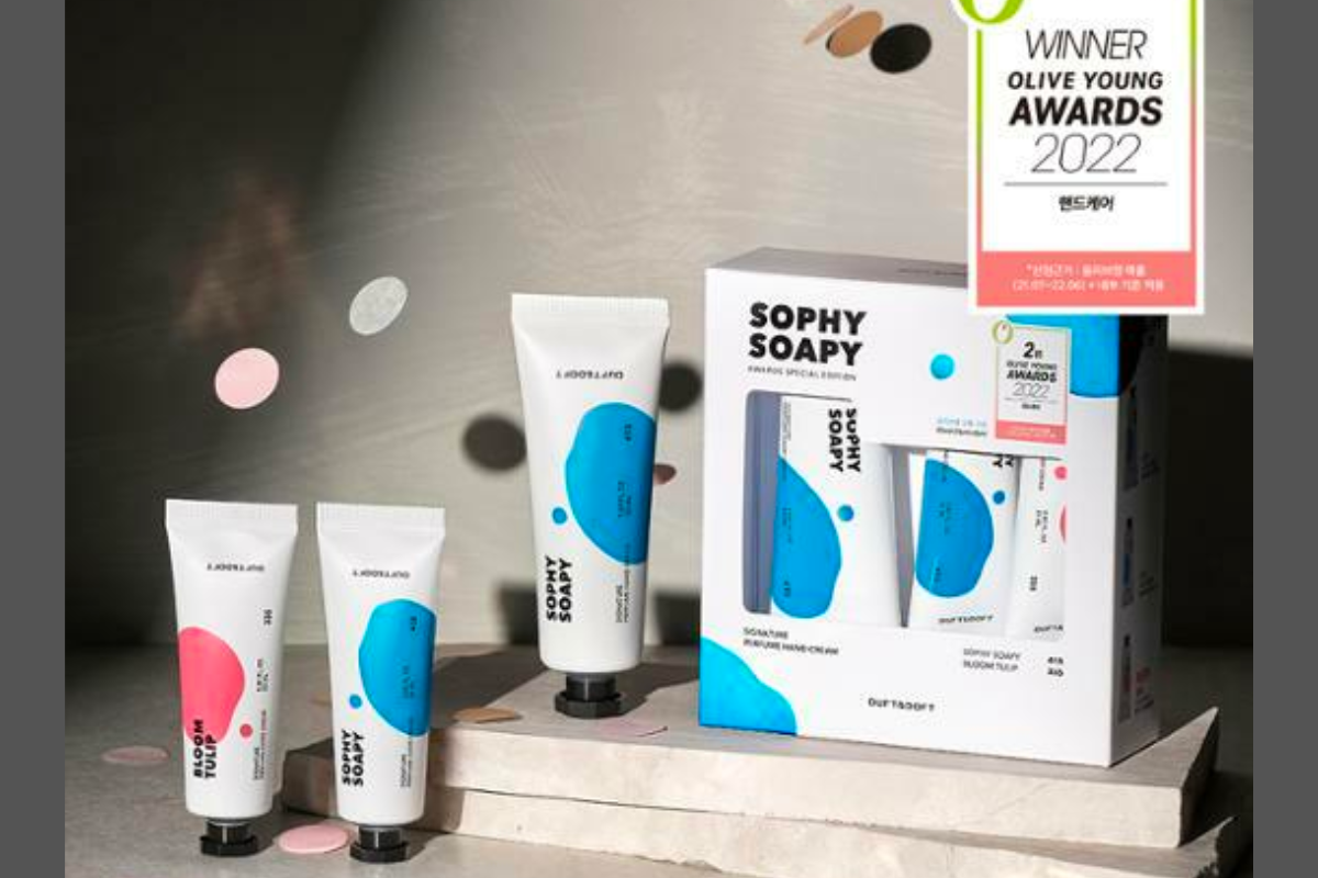 Bộ kem dưỡng tay Duft & Doft với phiên bản đặc biệt Sophy Soap, đoạt giải thưởng Olive Young Awards 2022, nổi bật với thiết kế bao bì hiện đại và thành phần dưỡng ẩm vượt trội.
