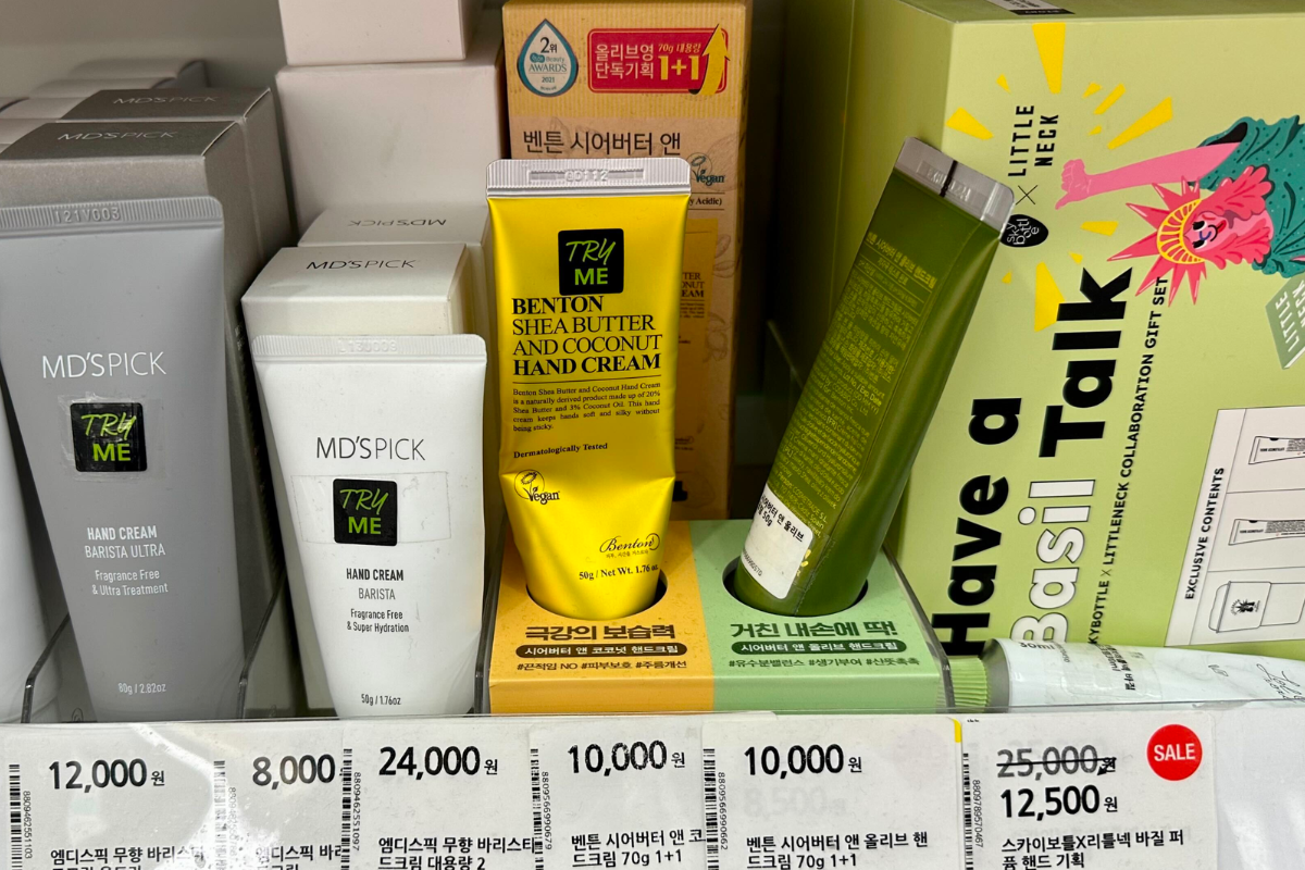 Kem dưỡng tay Benton Shea Butter And Coconut được trưng bày tại Olive Young, với thành phần chiết xuất từ bơ hạt mỡ và dầu dừa, sản phẩm mang lại độ ẩm sâu và chống lão hóa cho da.