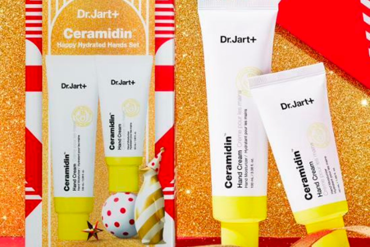 Kem dưỡng tay Dr.Jart Ceramidin bày bán trên kệ cửa hàng, nổi bật với bao bì vàng tươi sáng, giá bán kèm khuyến mãi tại Olive Young, sản phẩm có hai kích thước tiện dụng 100ml và 50ml.