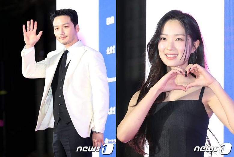 第58回大鐘賞映画祭で助演男優賞を受賞した俳優と新人女優賞を受賞した女優がポーズを取っている様子。