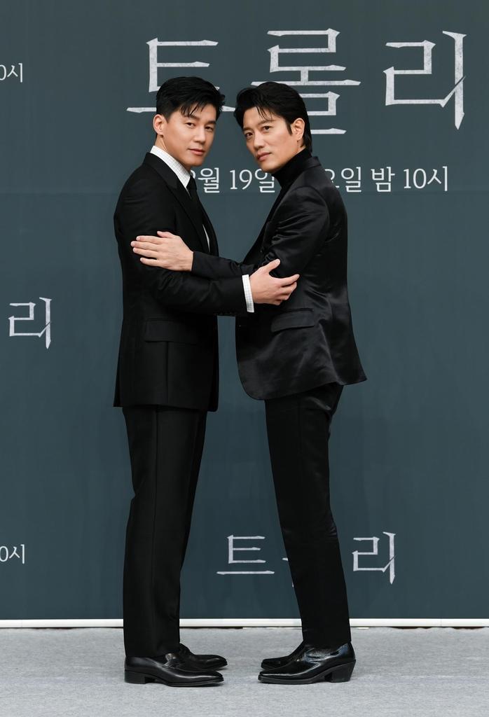 キム・ムヨルとパク・ヒスンが友情を示しながら、『車輪』の製作発表会で抱擁している写真。彼らの友情とチームワークが感じられます。