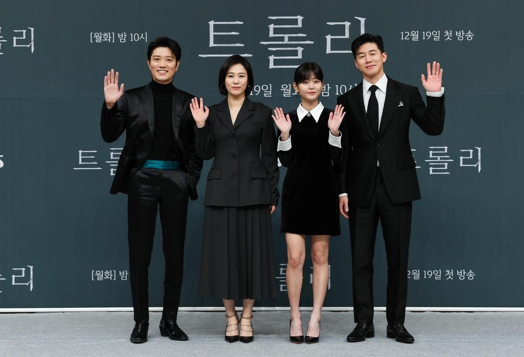 SBSの新ドラマ『車輪』の出演者たちが集った製作発表会の写真。キャストの仲間意識が感じられる雰囲気です。