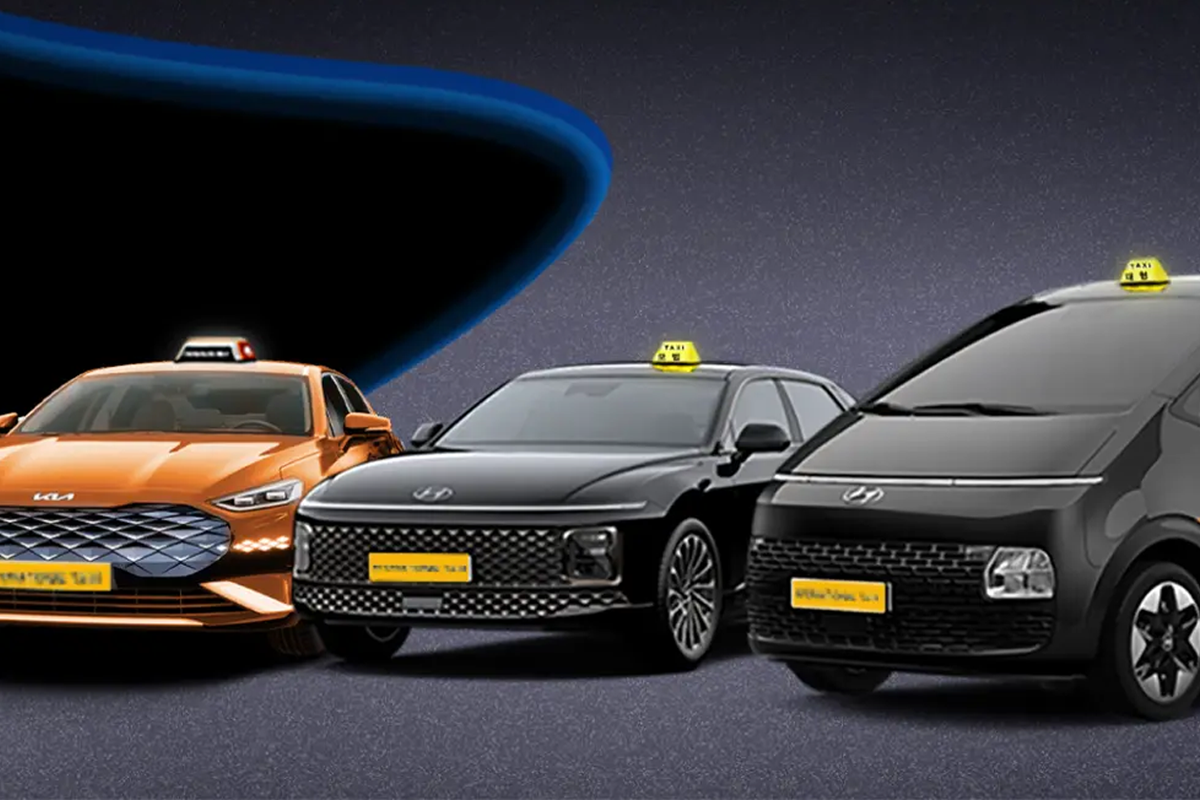 삼 판자 차량이 어둡고 화려한 배경 앞으로 주차되어 있는 모습입니다. 택시와 관광 패키지 정보에 관련된 이미지입니다.