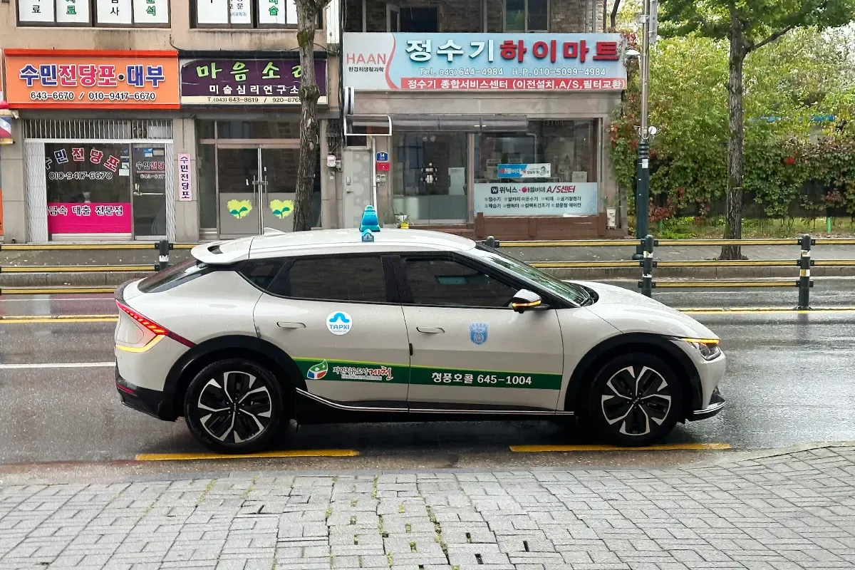 한국의 도심 도로에 주차되어 있는 관광 택시의 모습입니다. 중소규모 그룹을 위한 관광 패키지 및 여행 서비스 정보를 제공하는데 적합한 이미지입니다.