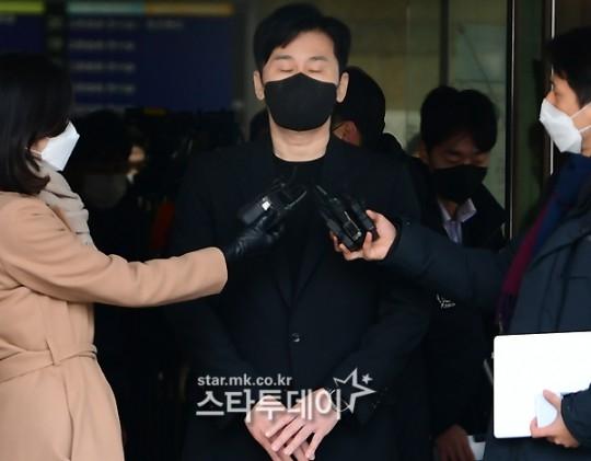 ヤン・ヒョンソク、裁判所の判決を受け取った後のカン・ヨングク記者による写真