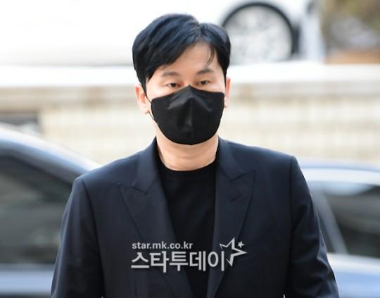 黒いスーツを着たヤン・ヒョンソク、屋外でのカン・ヨングク記者による写真