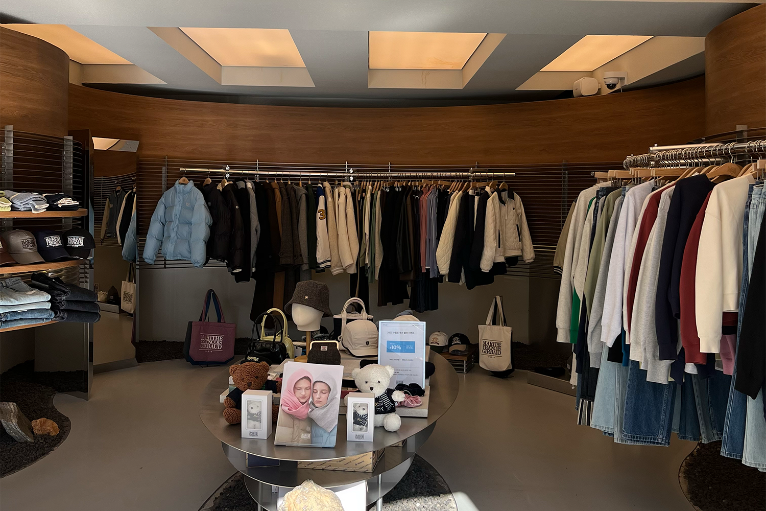 Marithé店內展示環境，商品整齊排列，營造高雅購物氛圍。