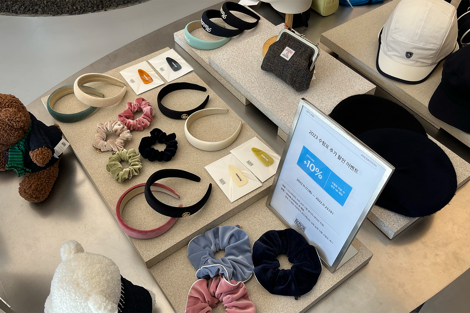 展示Marithé的豐富小單品，包括帽子、髮箍等，適合特別場合佩戴。