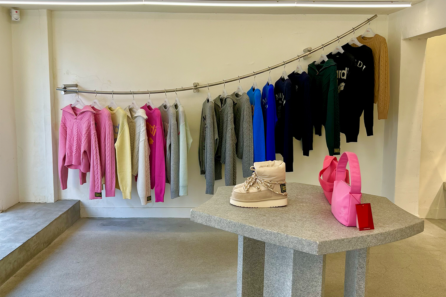 Mardi Mercredi店內掛滿五顏六色的毛衣，展示出品牌的多樣性和高品質。