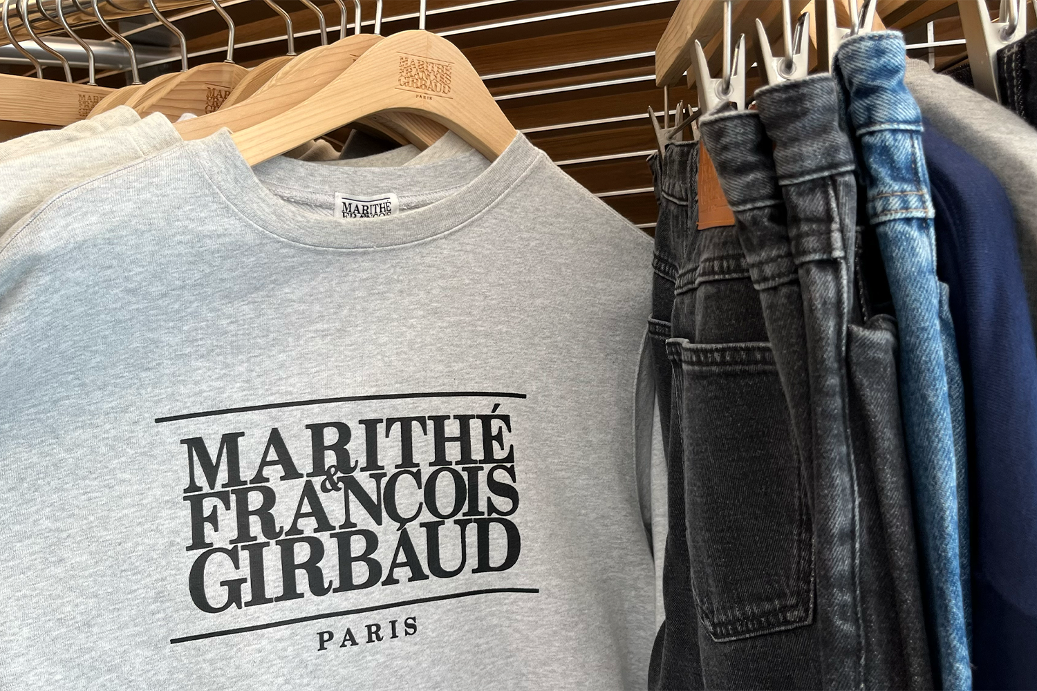 展示Marithé店內的熱賣商品，包括簡約LOGO的大學T和環保購物袋。