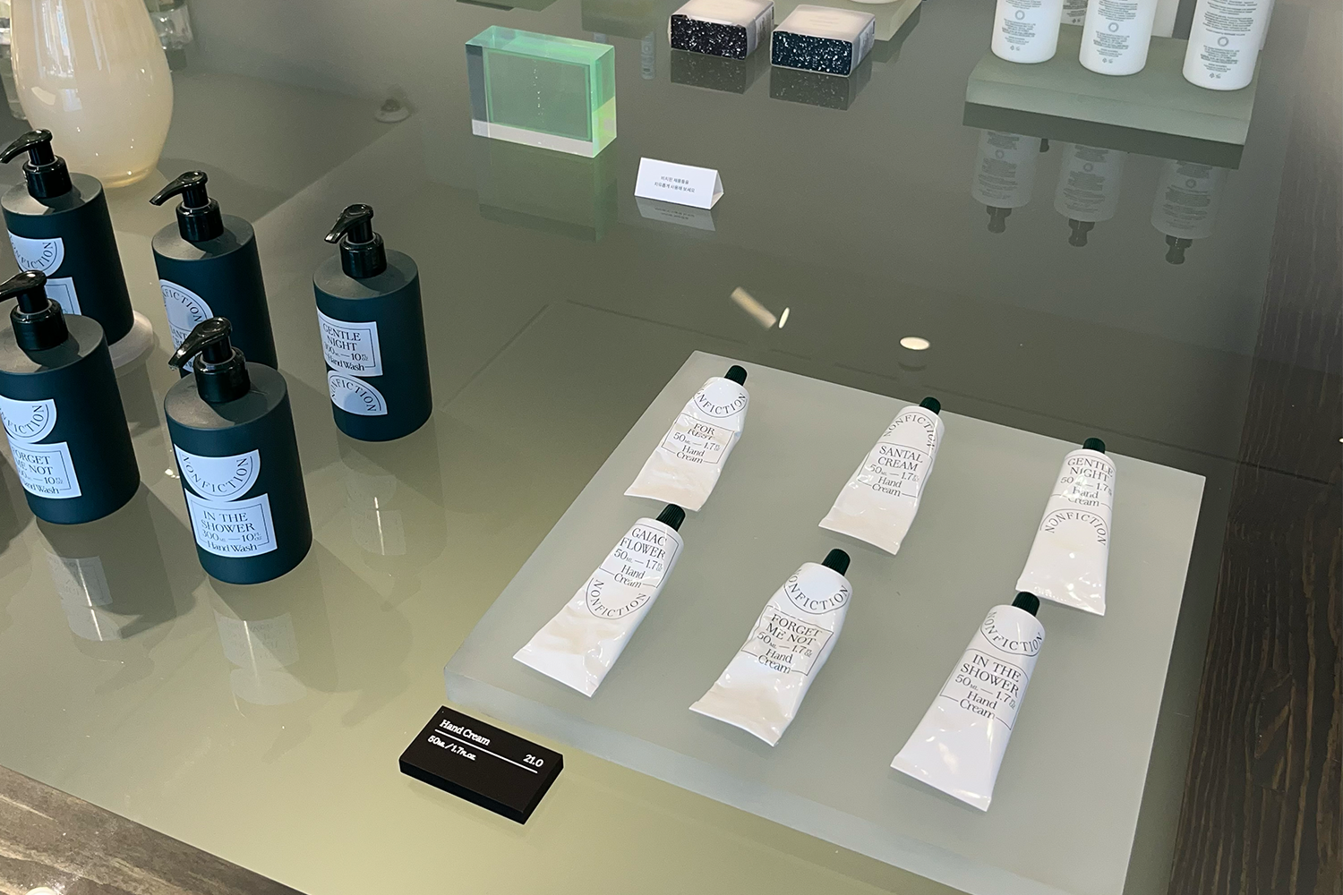 Nonfiction品牌櫃檯展示多款暢銷的護手霜和沐浴產品。