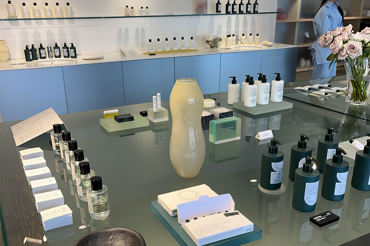 Nonfiction店內的擺架上陳列各種香氛產品，產品精美且有質感。