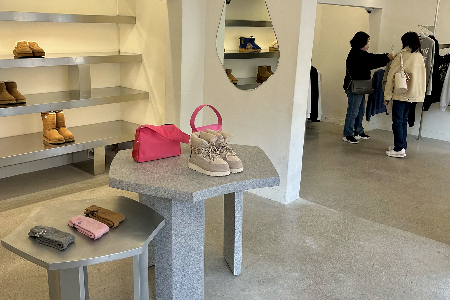 Mardi Mercredi店內的設計，展示各種精緻的服飾和時尚配件，環境優雅且舒適。