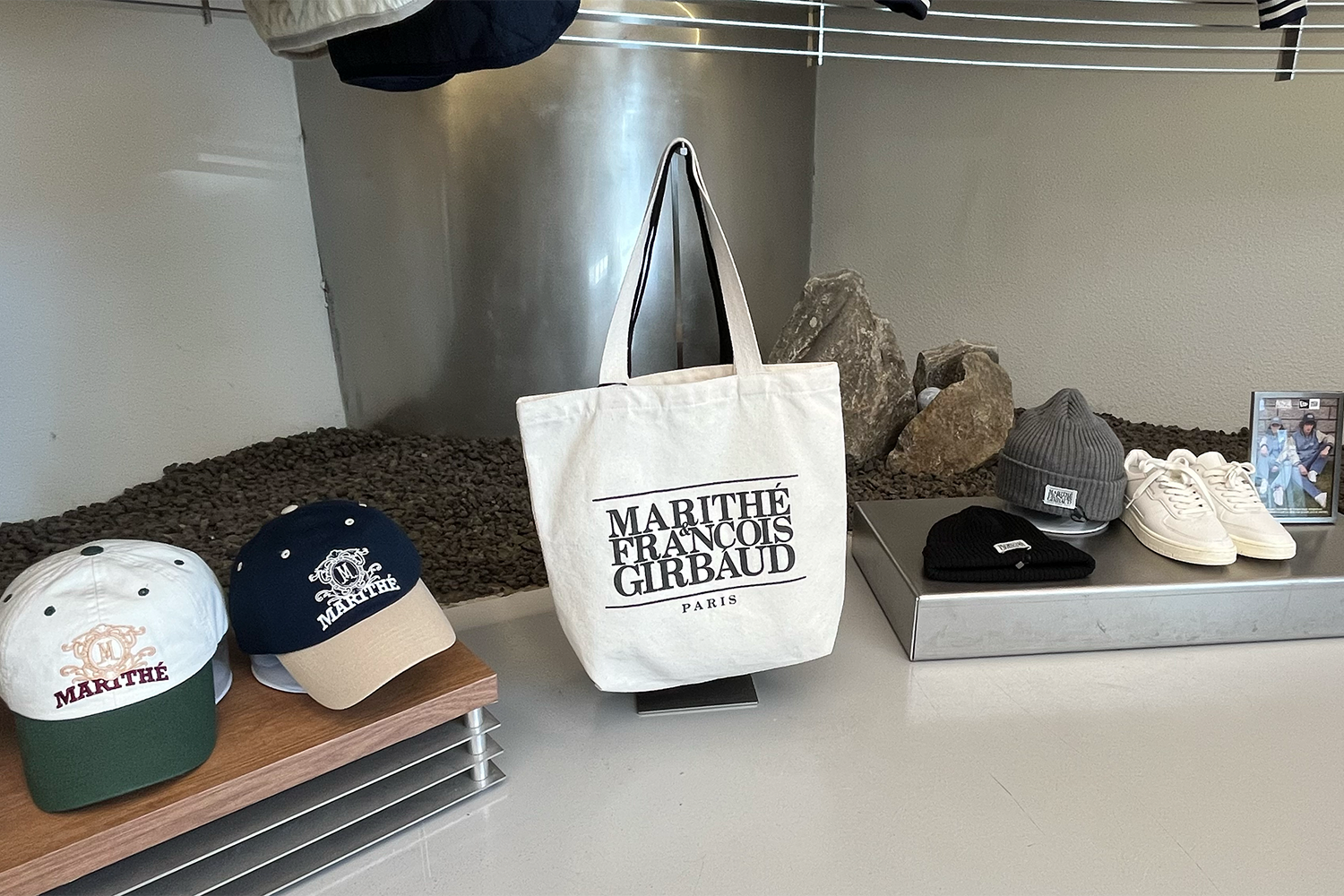 店內環保購物袋和貝雷帽等配件，展示出Marithé的多樣化商品。