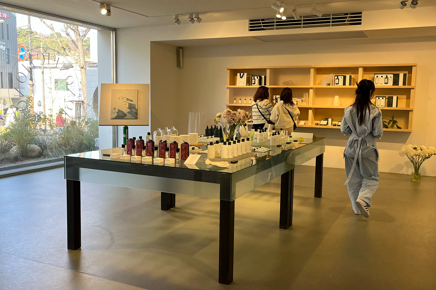 Nonfiction店內展示經典香氛商品，提供購物者試聞體驗。