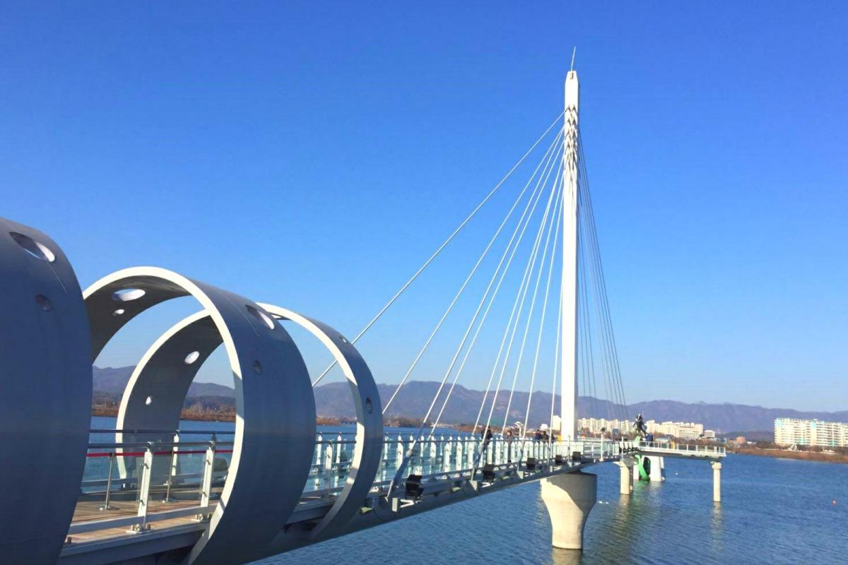 Soyanggang Skywalk ở Chuncheon, một cây cầu hiện đại với thiết kế nổi bật, là điểm thu hút du khách để chiêm ngưỡng cảnh đẹp từ trên cao.