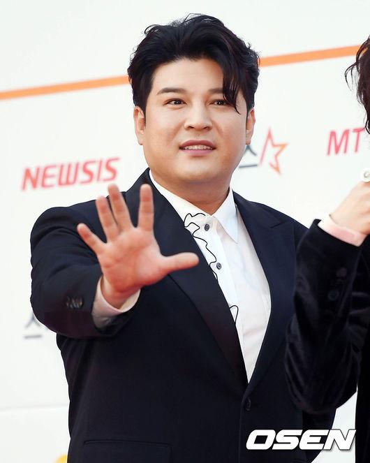 SUPER JUNIORのシンドン、2017アジアアーティストアワードで手を上げている様子