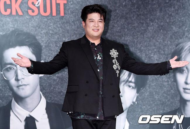 SUPER JUNIORのシンドン、フォトタイム中に全面に手を広げる姿