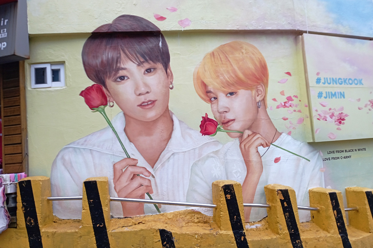 bức tranh tường ở làng văn hóa Gamcheon trong Tour 1 ngày tham quan quê nhà của BTS Jimin ở Busan