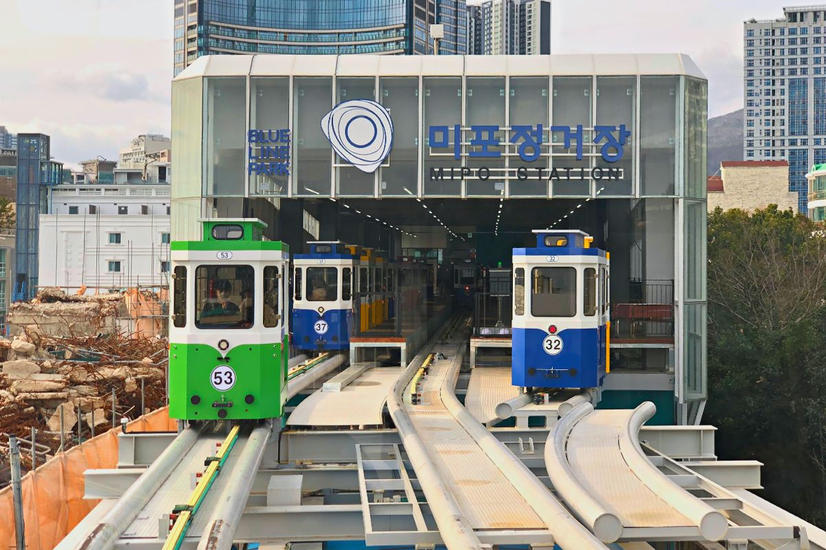 ga mipo ở  tàu Sky Capsule ở Busan, Hàn Quốc