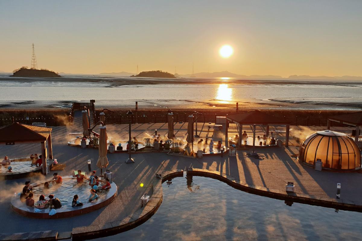 Source thermale + Joyang Textile + Marché de Pungmul + Visite privée de la cathédrale de Hanok