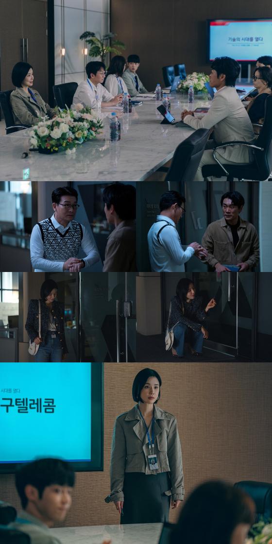 会議室での緊迫したビジネスミーティングの風景。長いテーブルがあり、数人が真剣な表情で議論を交わしている。機の上にはノートパソコンや書類が置かれ、背後のスクリーンには何かを表示している。